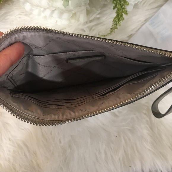 Last one✨Michael Kors jet set xl clutch - Picture 6 of 6